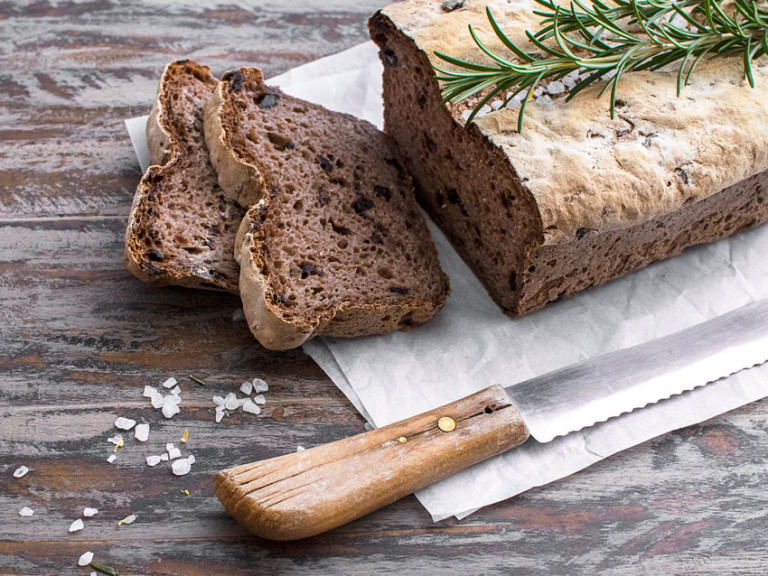 Mediterranes Olivenbrot mit Rosmarin | Freiknuspern