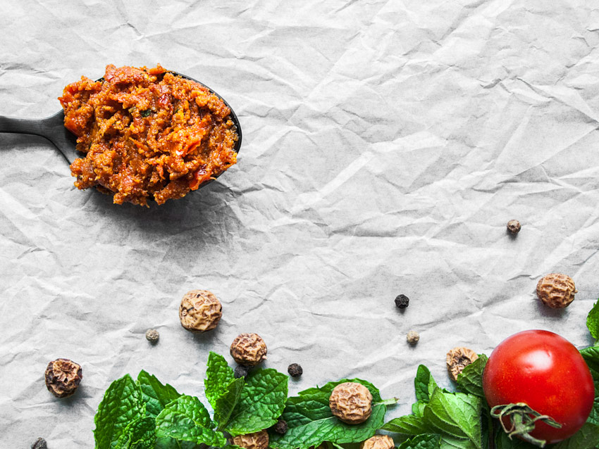 Veganes und nussfreies Pesto: Tomaten und Minze