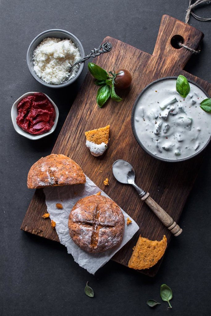Glutenfreie Pizzabrötchen mit veganer Option | Freiknuspern