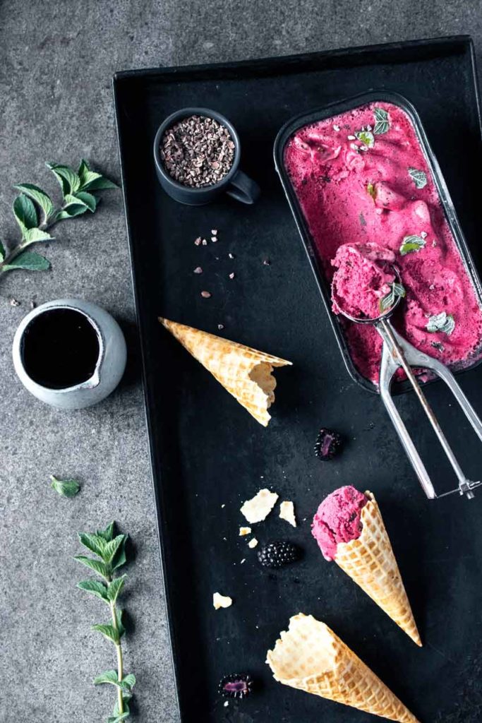 Veganes Brombeer-Sorbet mit Minze | Freiknuspern