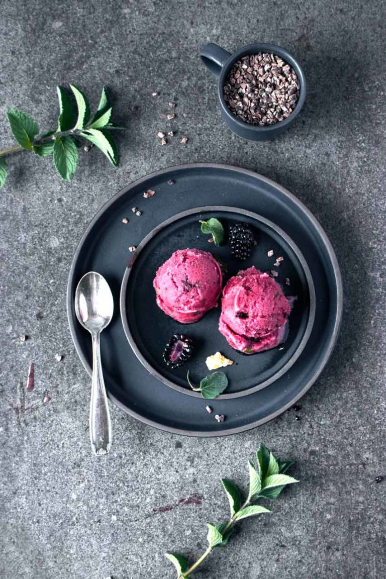 Veganes Brombeer-Sorbet mit Minze | Freiknuspern