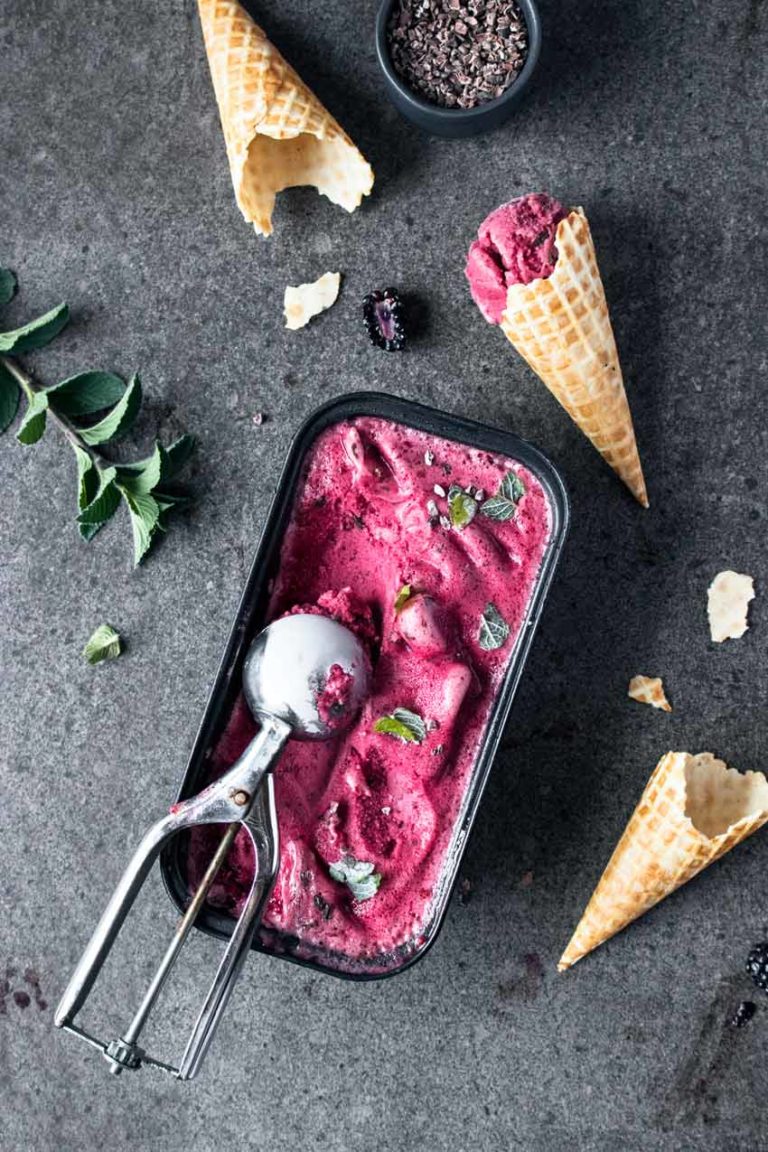 Veganes Brombeer-Sorbet mit Minze | Freiknuspern Veganes Brombeer-Sorbet mit Minze | Freiknuspern