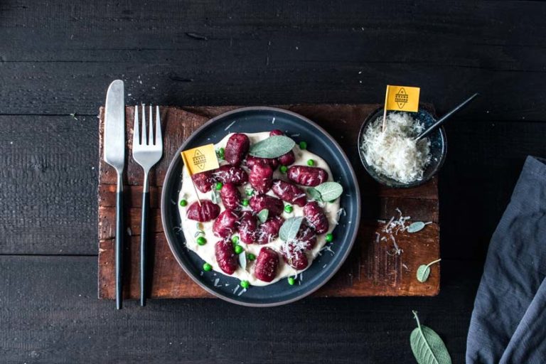 Glutenfreie Rote Bete-Gnocchi mit Käsesauce | Freiknuspern