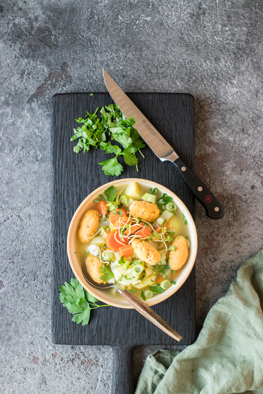 Vegane Garten Gemüse Suppe mit Polenta Klöschen