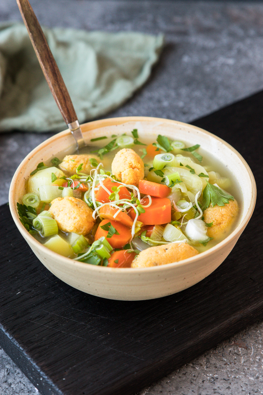 Vegane Garten Gemüse Suppe mit Polenta Klöschen