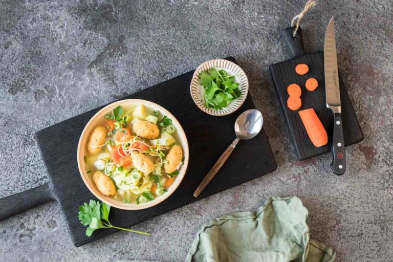 Vegane Garten Gemüse Suppe mit Polenta Klöschen