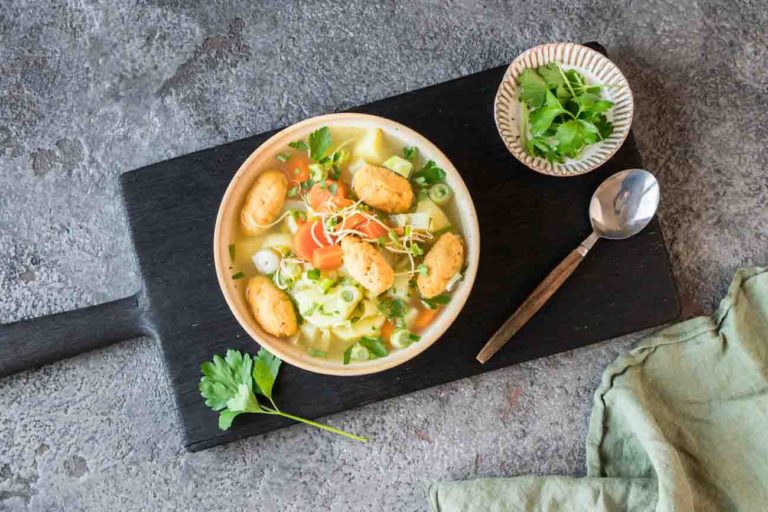 Vegane Garten Gemüse Suppe mit Polenta Klöschen
