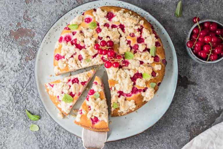 Glutenfreier und veganer Johannisbeer Streuselkuchen