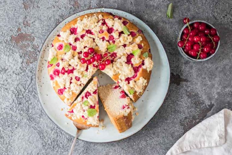 Glutenfreier und veganer Johannisbeer Streuselkuchen