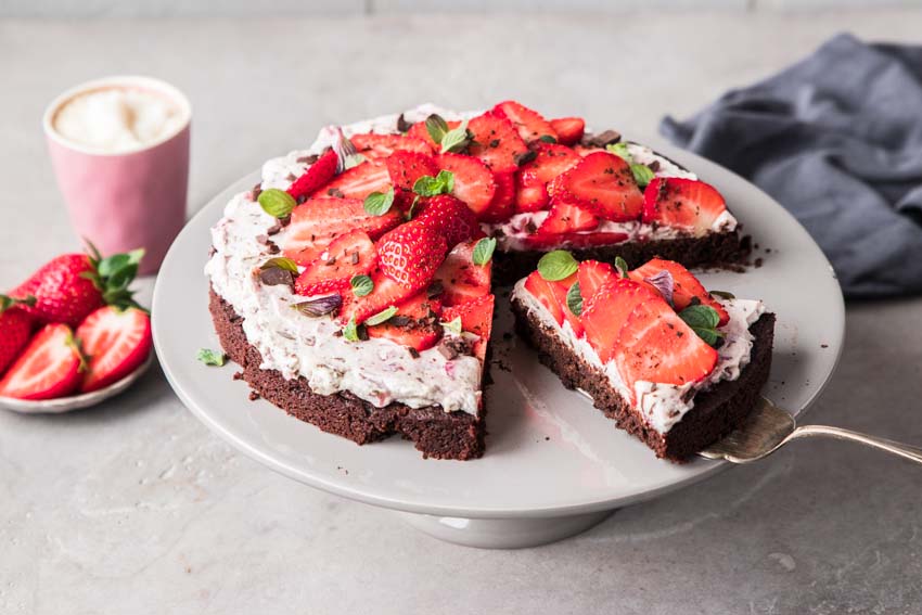 Glutenfreie und vegane Brownies mit Erdbeeren