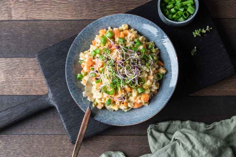Glutenfreies und veganes cremiges Süßkartoffel Risotto
