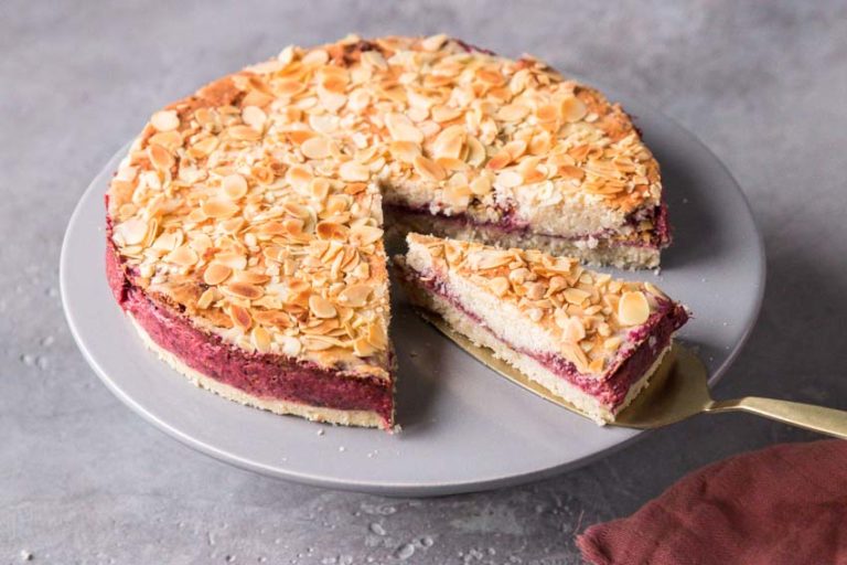 Glutenfreier und veganer gefüllter Rhabarberkuchen