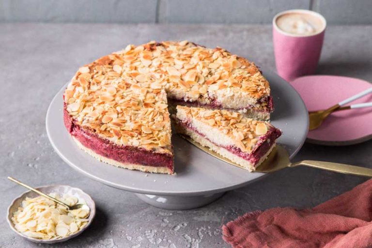 Glutenfreier und veganer gefüllter Rhabarberkuchen