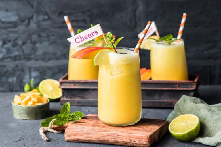 Alkoholfreier glutenfreier &amp; veganer Mango-Limetten Cocktail