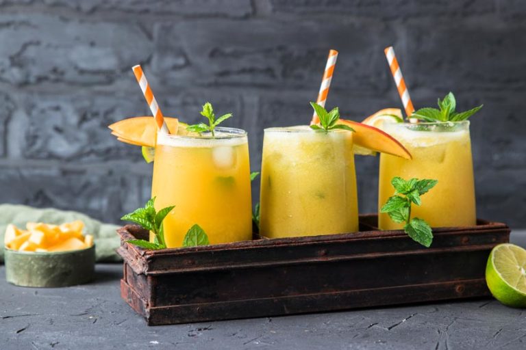 Alkoholfreier glutenfreier &amp; veganer Mango-Limetten Cocktail