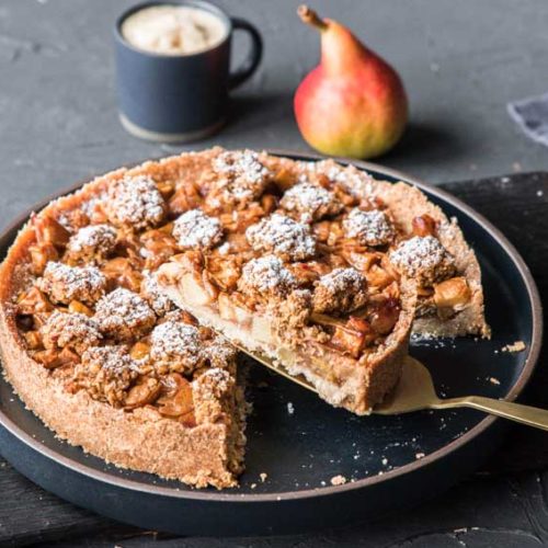 Glutenfreier und veganer gefüllter Birnen Streuselkuchen