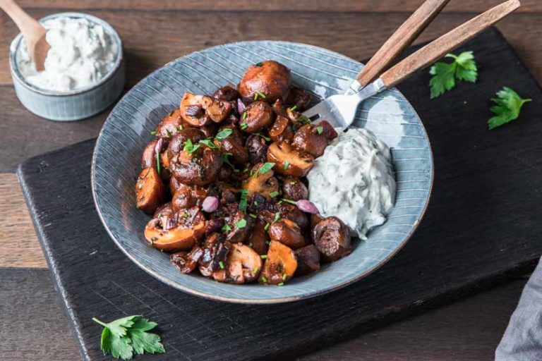 Glutenfreie geschmorte Champignons mit veganem Kräuterdip