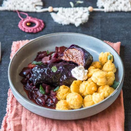 Glutenfreie, vegane Rotkohl-Rouladen mit Herzoginkartoffeln