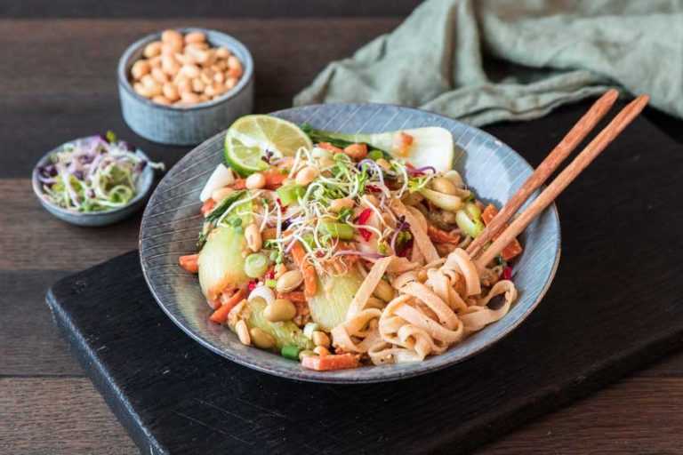 Glutenfreie und vegane gebratene Nudeln mit Erdnusssoße