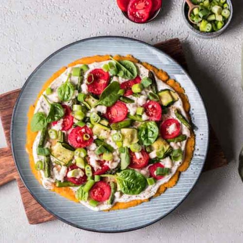 Glutenfreie und vegane Polenta Pizza mit Frühlingsgemüse