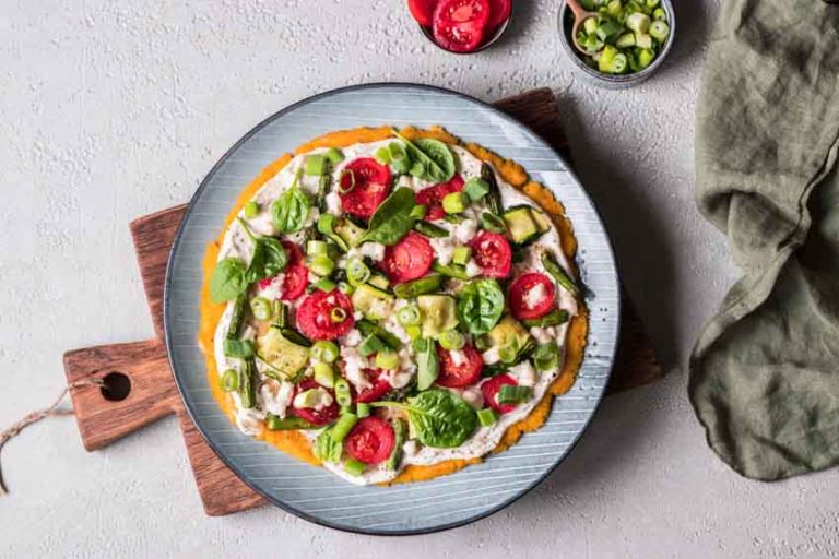 Glutenfreie und vegane Polenta Pizza mit Frühlingsgemüse