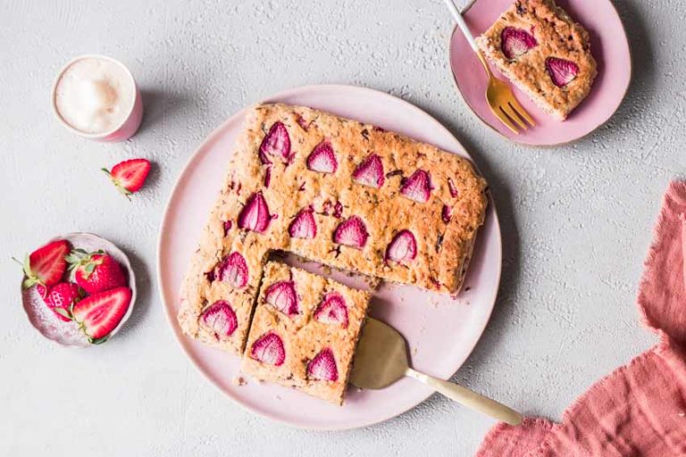 Glutenfreie und vegane saftige Erdbeer Blondies