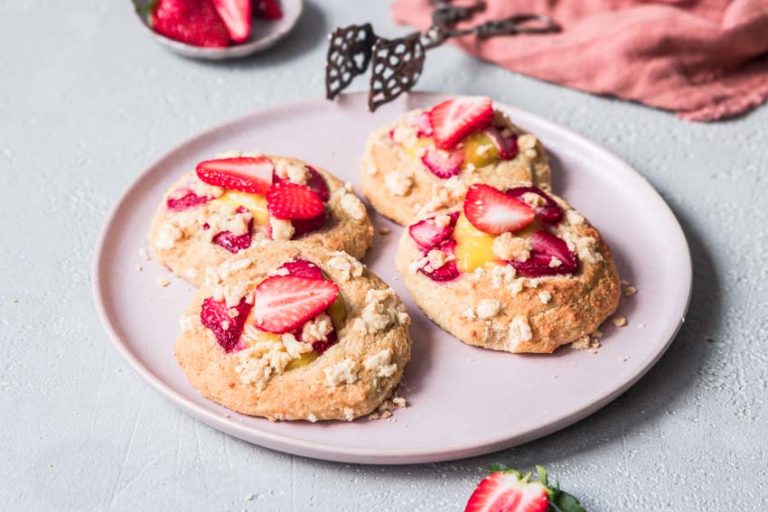 Glutenfreie und vegane Erdbeer-Pudding Streusel Taler