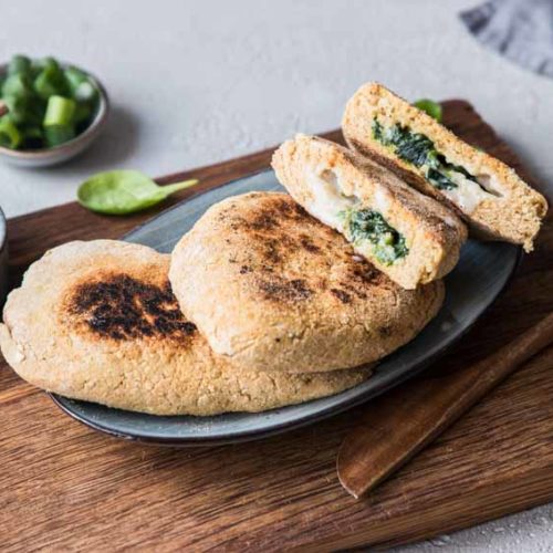 Glutenfreies und veganes gefülltes Pfannenbrot ohne Hefe