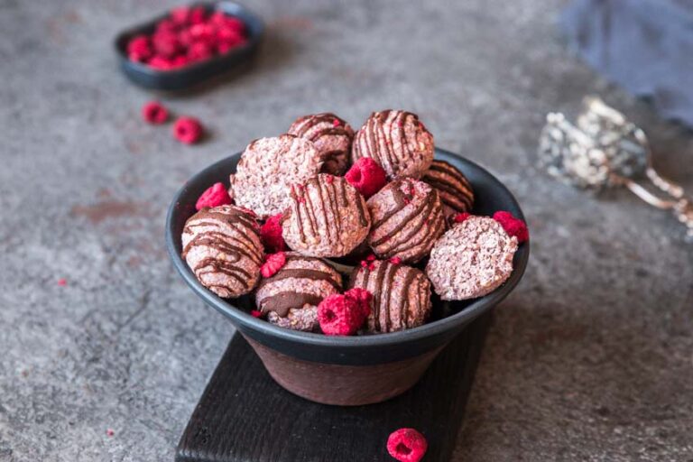 Glutenfreie und vegane schnelle Himbeer-Snackbällchen