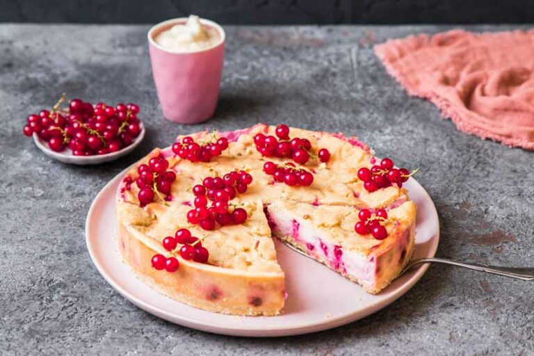 Glutenfreier und veganer cremiger Johannisbeer Cheesecake