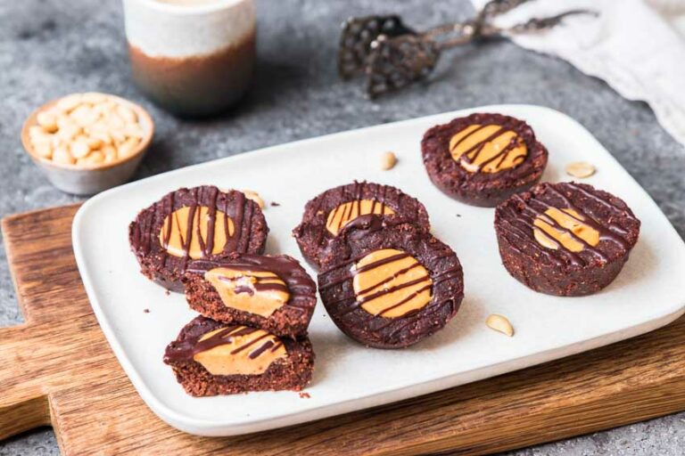 Glutenfreie und vegane No Bake Erdnuss Schokoladen Cups