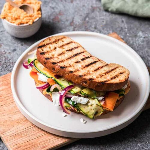 Glutenfreies Sandwich mit Grillgemüse und Pesto